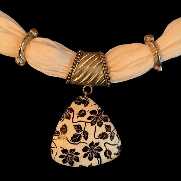 White scarf with pendant - Picture 2 of 10